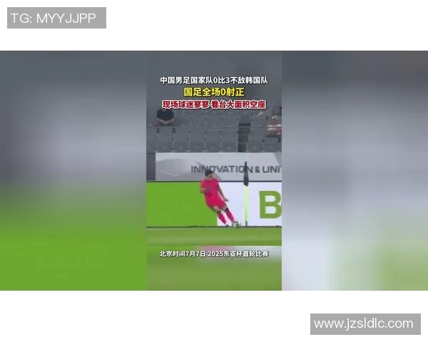 足球明星跨越看台展现风采与激情引发球迷热烈追捧与欢呼 足球明星跨越看台展现风采与激情引发球迷热烈追捧与欢呼