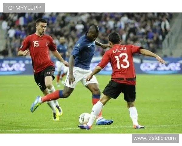 足球明星雷米大叔的传奇人生与绿茵场上的辉煌瞬间揭秘 足球明星雷米大叔的传奇人生与绿茵场上的辉煌瞬间揭秘